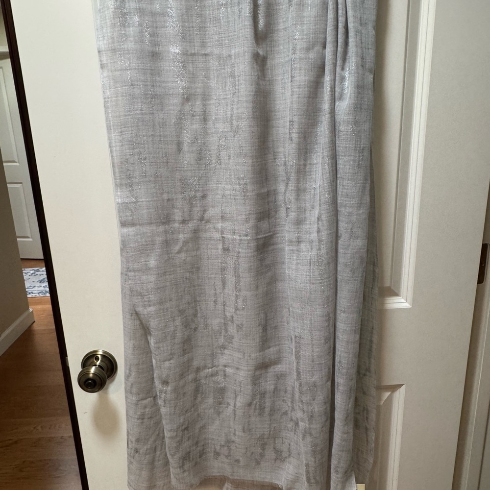 NWT Silver/ grey wool/silk lightweight  Women's Scarf. Perfect little wrap